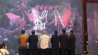 Kongres Arsitek se-ASEAN di Makassar Resmi Dibuka Menteri PUPR, dan Wali Kota Makassar Lakukan Sketsa Tongkonan