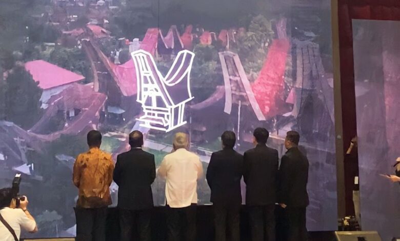 Kongres Arsitek se-ASEAN di Makassar Resmi Dibuka Menteri PUPR, dan Wali Kota Makassar Lakukan Sketsa Tongkonan
