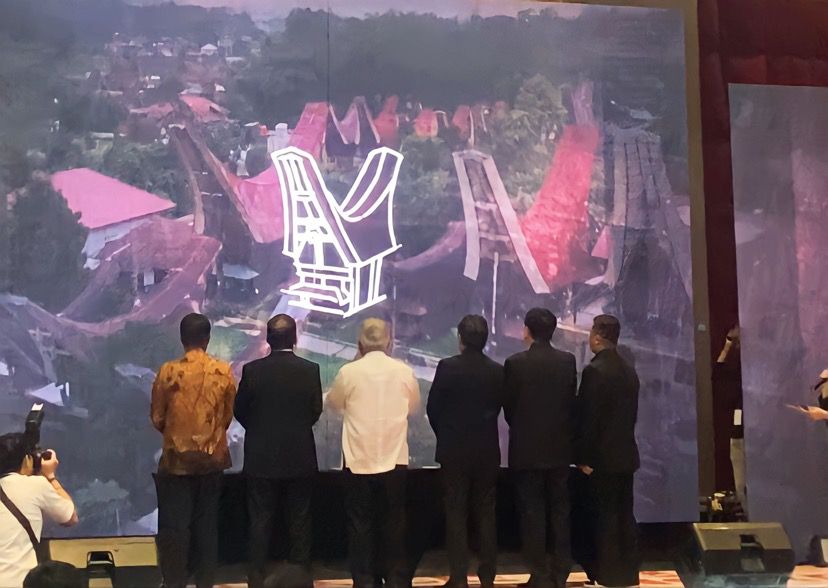 Kongres Arsitek se-ASEAN di Makassar Resmi Dibuka Menteri PUPR, dan Wali Kota Makassar Lakukan Sketsa Tongkonan