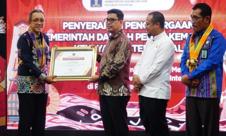 Pemda Bulukumba Menerima Penghargaan Atas Peran Aktif Melindungi Kekayaan Intelektual dari Kemenkumham
