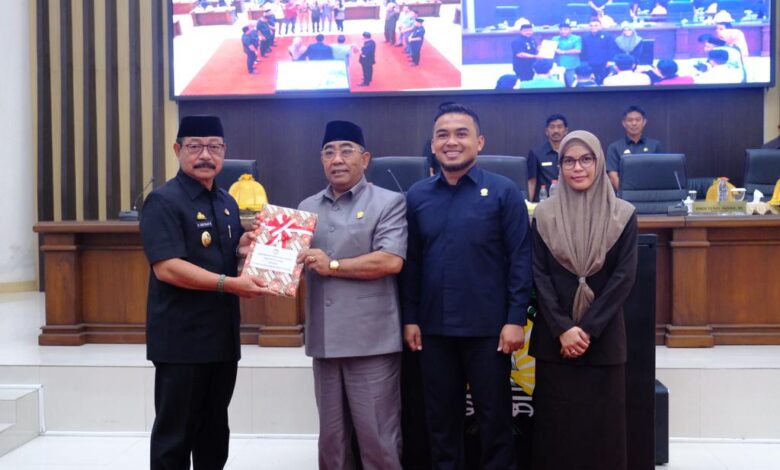 Wabup Gowa Serahkan Ranperda Pajak dan Retribusi Daerah Ke DPRD
