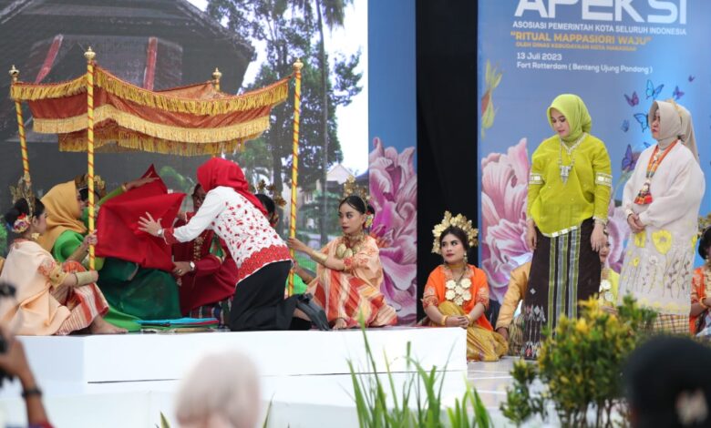 Tujuh Istri Wali Kota Ikuti Tradisi Mappasiori Waju di Ladies Program Apeksi XVI Tahun 2023