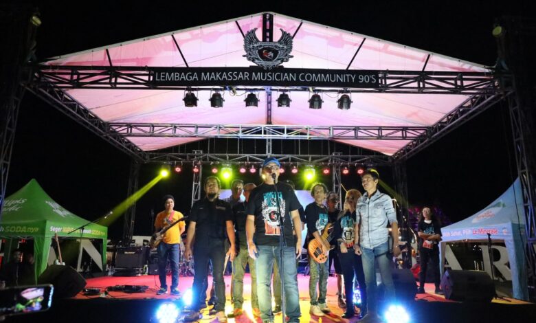 Danny Pomanto Hibur Pengunjung Anjungan Pantai Losari Dengan Lagu "Kehilangan"