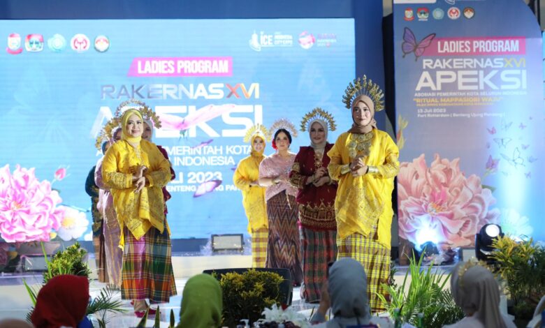 Indira-Fatma Kenalkan Baju Bodo Bugis Makassar Lewat Fashion Show APEKSI 2023