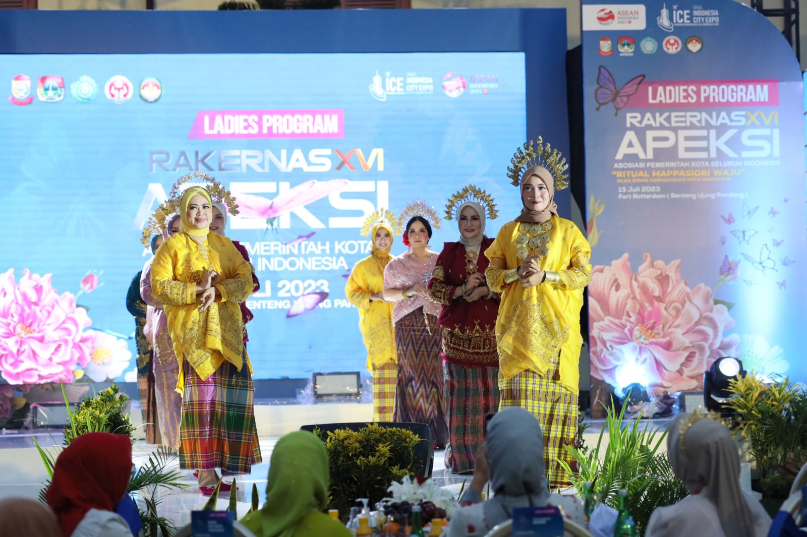 Indira-Fatma Kenalkan Baju Bodo Bugis Makassar Lewat Fashion Show APEKSI 2023