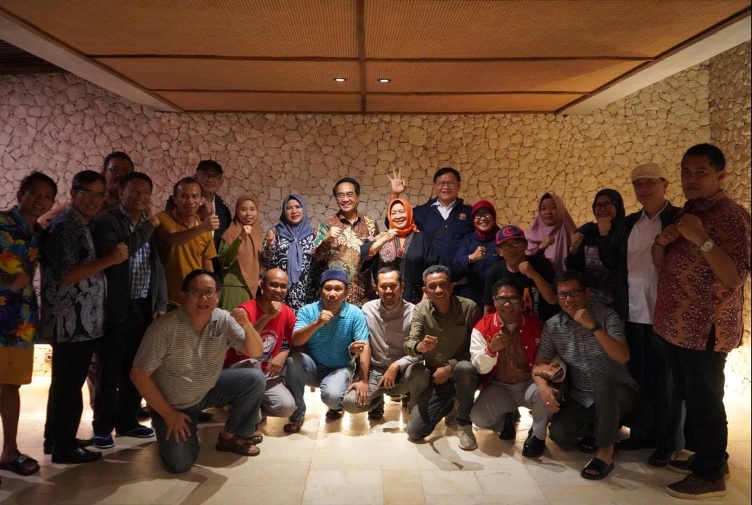 IKA Unhas Bulukumba Jamu Rektor Unhas di Tanjung Bira
