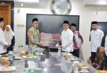 Danny Pomanto Serahkan Bonus Rp145 Juta Kepada Kafilah Makassar Pemenang Kompetisi Tilawatil Qur'an dan Hadits