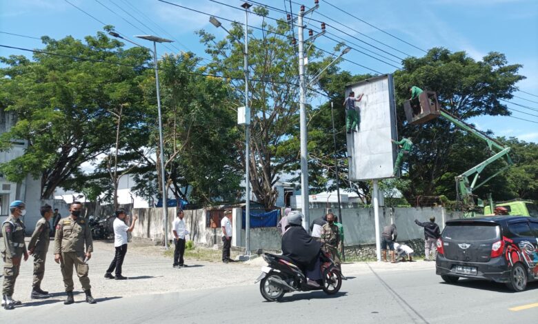 Pemkot Palu Tertibkan Reklame Tak Berizin di Lokasi Terlarang