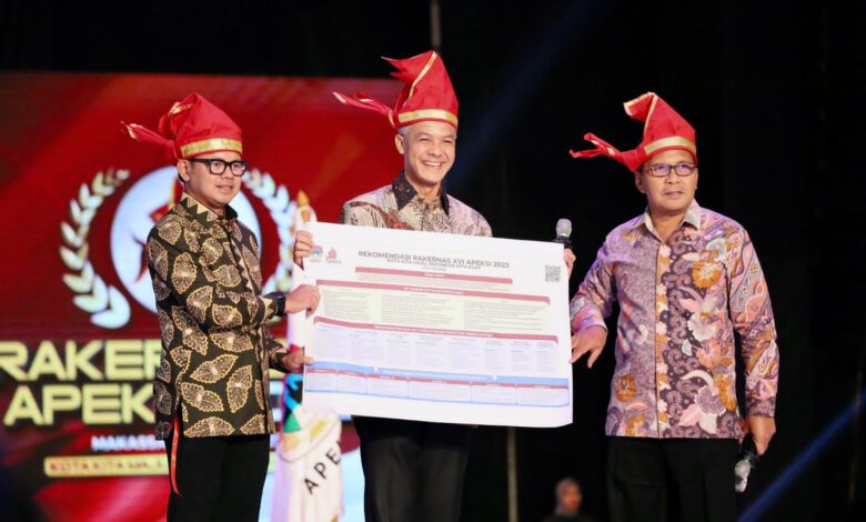 Danny Pomanto-Bima Arya Serahkan Rekomendasi Rakernas APEKSI XVI kepada Tiga Capres