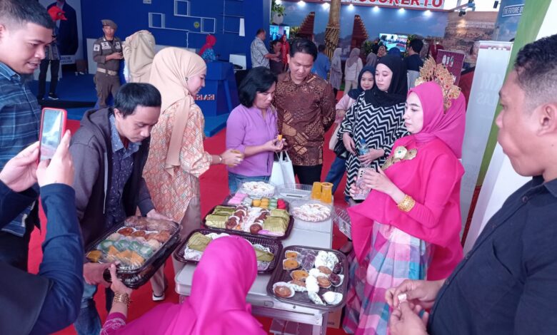 Suguhan Kue Tradisional Perumda Pasar Makassar Diminati Peserta Pameran Apeksi XVI