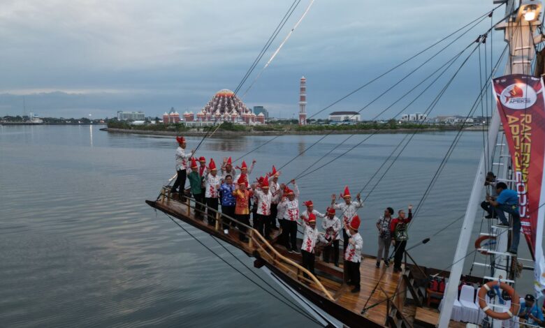 Danny Pomanto Bersama Wali Kota se-Indonesia Naik Pinisi Keliling Pantai Losari