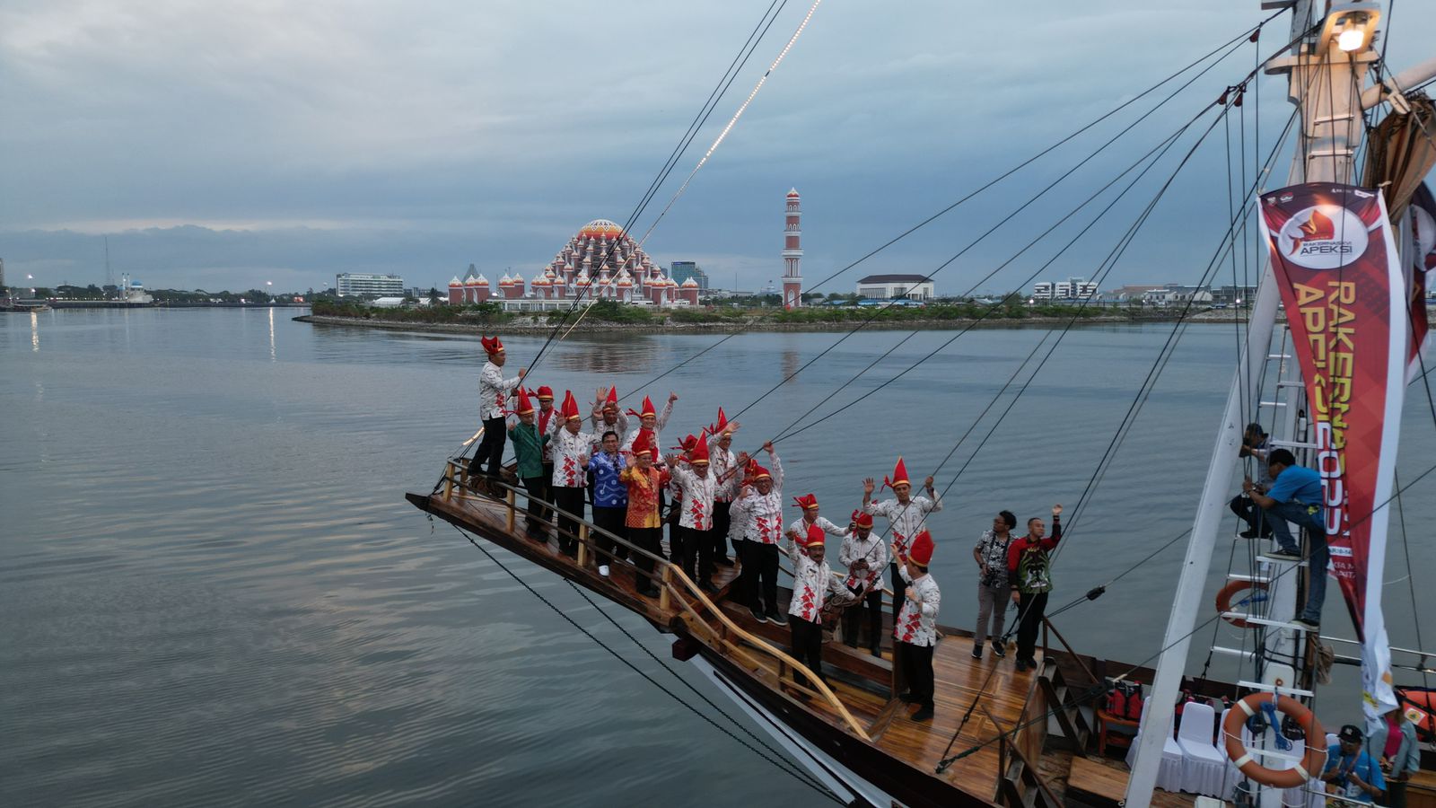Danny Pomanto Bersama Wali Kota se-Indonesia Naik Pinisi Keliling Pantai Losari