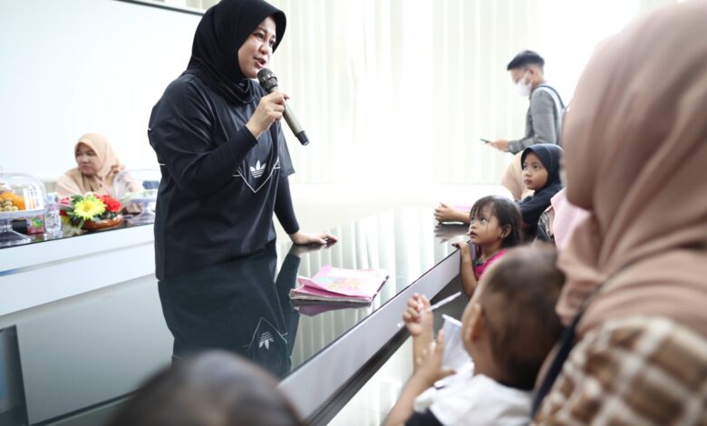 Grebek Stunting, Fatmawati Rusdi Ingatkan Perhatikan Pola Asuh Anak