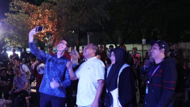 Antusiasme Warga Makassar Terpancar saat Nonton Bareng Danny Pomanto di Makassar F8