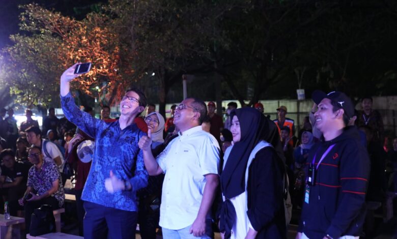 Antusiasme Warga Makassar Terpancar saat Nonton Bareng Danny Pomanto di Makassar F8