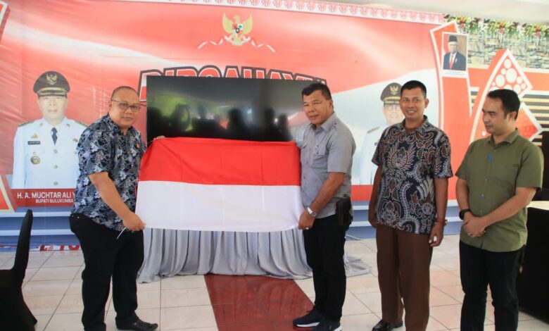 Dukung Gerakan Pembagian Bendera, Kajari Bulukumba Sumbang 100 Bendera Merah Putih