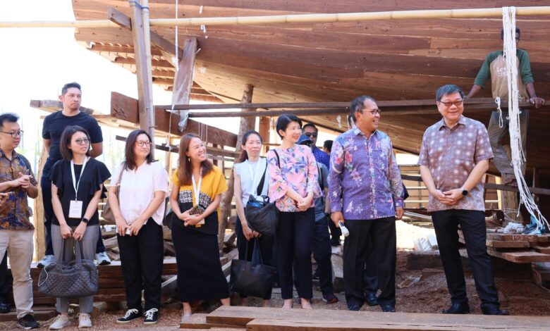 Danny Pomanto Bangga Perlihatkan Pembuatan Kapal Pinisi ke Peserta Senior Management Programme Singapore