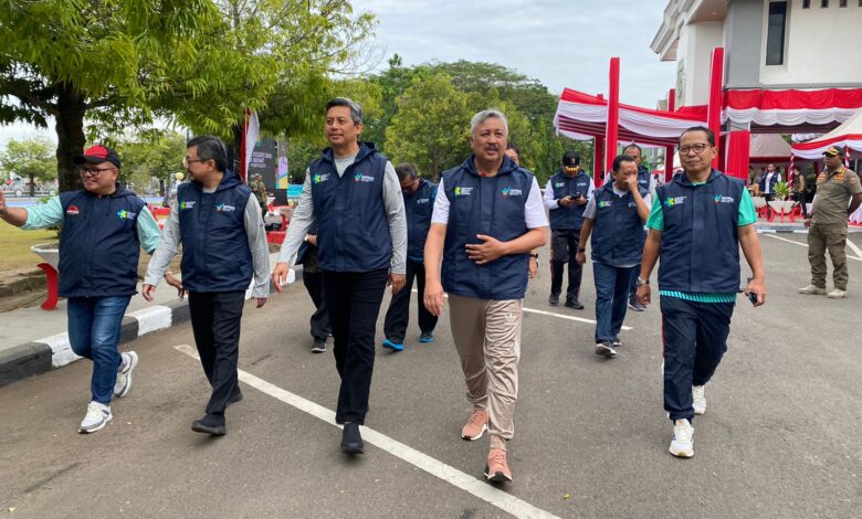 Peringati Hari Pengendalian Nyamuk Nasional, Pj Sekprov dan Bupati Pinrang Lepas Peserta Jalan Santai