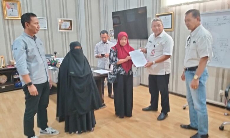 Gubernur Sulsel Serahkan Santunan Kematian Kepada Ahli Waris Korban Longsor di Jeneponto dan Maros