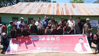 Pengurus IKA Unhas Maros Serahkan Peralatan Sekolah ke Murid SD di Tanete Bulu