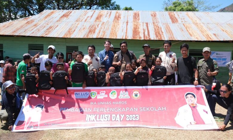 Pengurus IKA Unhas Maros Serahkan Peralatan Sekolah ke Murid SD di Tanete Bulu