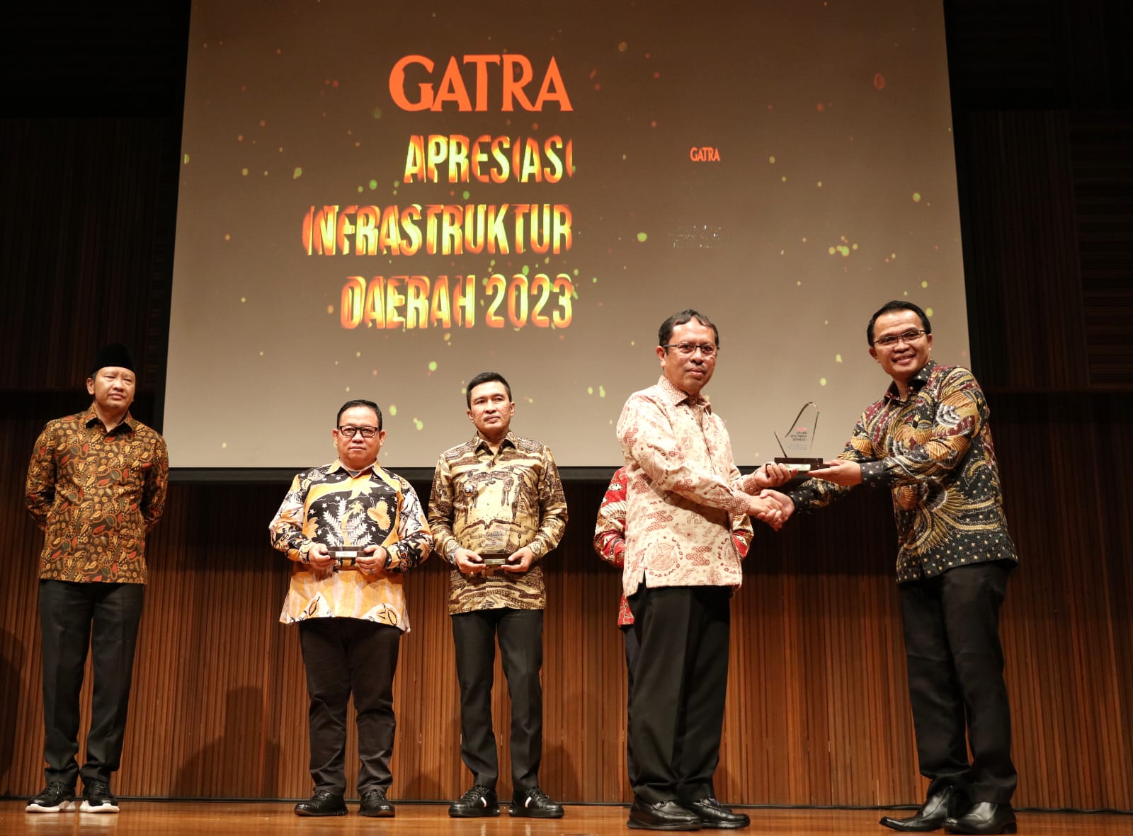 Pemkot Makassar Raih Penghargaan Infrastruktur Penunjang Fasilitas Publik Terbaik