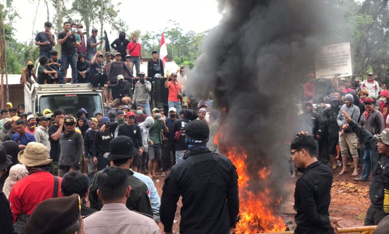 Ribuan masyarakat Loeha Raya Kecamatan Towuti, Kabupaten Luwu Timur, Sulawesi Selatan, melakukan aksi demostrasi di depan camp PT. Vale Indonesia di Blok Tanamalia Senin 24 Juli 2023.