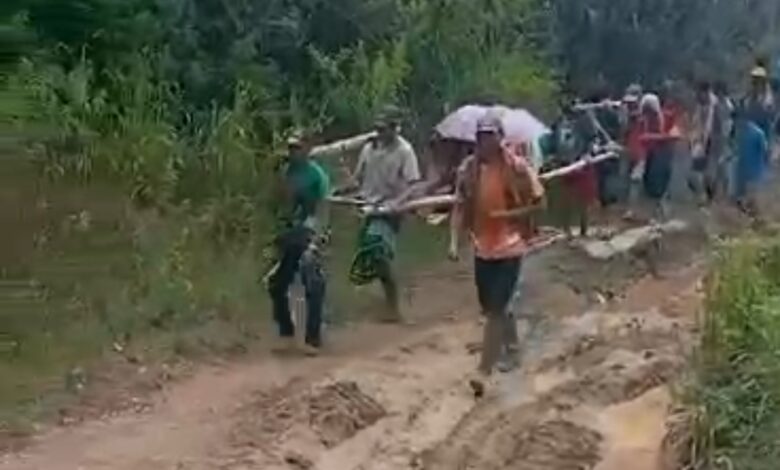 Seorang nenek bernama Ne Limbong (80), di Kabupaten Tana Toraja, Sulawesi Selatan, harus ditandu sejauh 8 Kilometer untuk mendapatkan fasilitas kesehatan (Rumah Sakit)