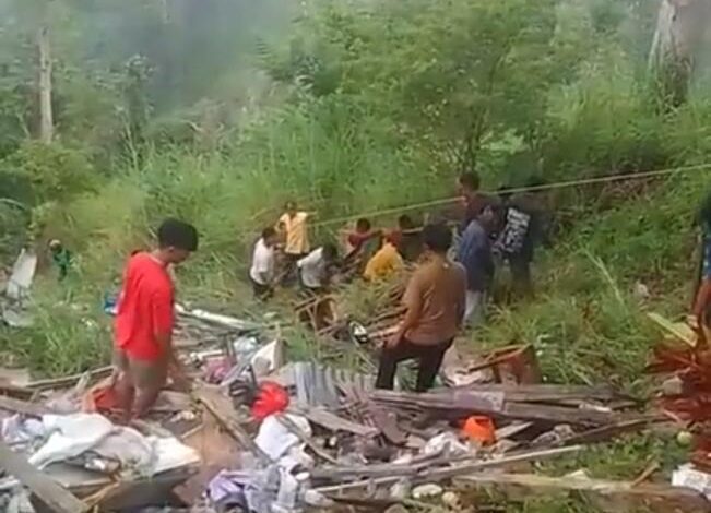 Warga melakukan evakuasi korban penumpang minibus masuk ke jurang di Sulteng