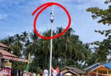 Seorang siswa SMA Negeri 9 Gorontalo Utara yang bernama Riski Lamato, nekat memanjat tiang bendera saat proses pengibaran bendera merah putih.