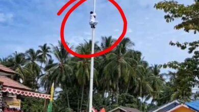 Seorang siswa SMA Negeri 9 Gorontalo Utara yang bernama Riski Lamato, nekat memanjat tiang bendera saat proses pengibaran bendera merah putih.
