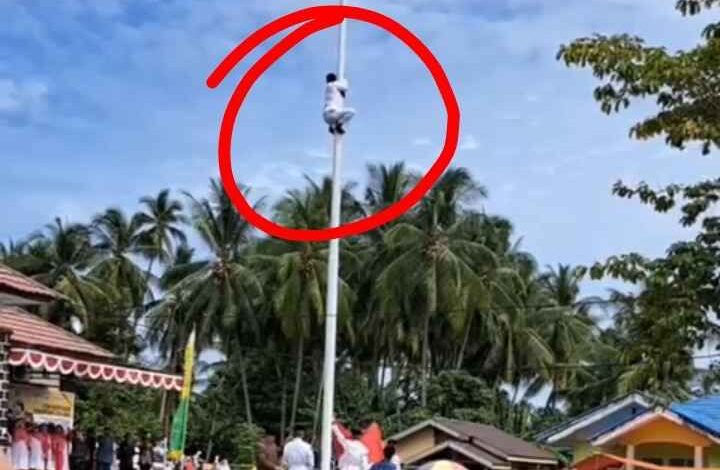 Seorang siswa SMA Negeri 9 Gorontalo Utara yang bernama Riski Lamato, nekat memanjat tiang bendera saat proses pengibaran bendera merah putih.