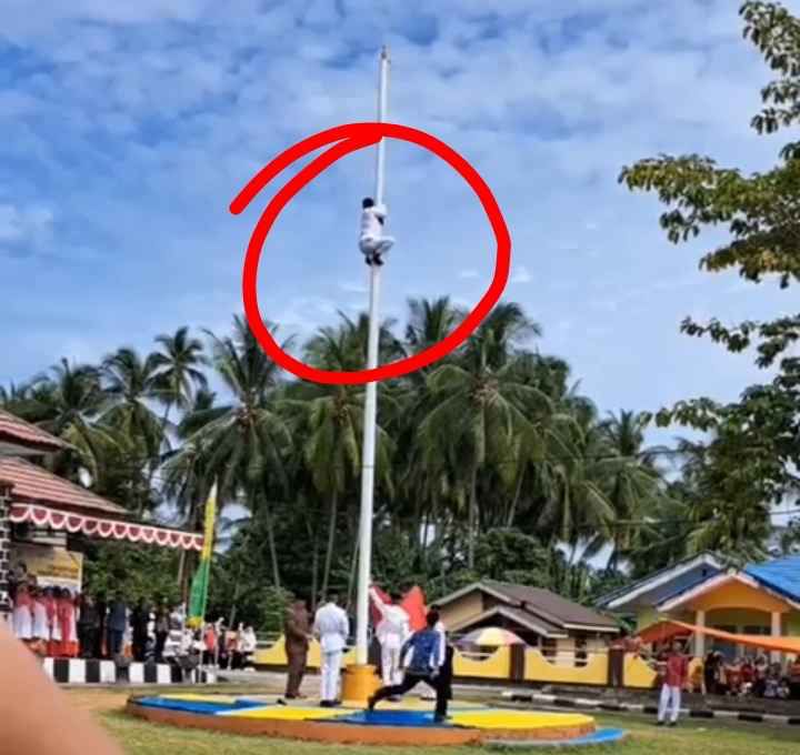 Seorang siswa SMA Negeri 9 Gorontalo Utara yang bernama Riski Lamato, nekat memanjat tiang bendera saat proses pengibaran bendera merah putih.