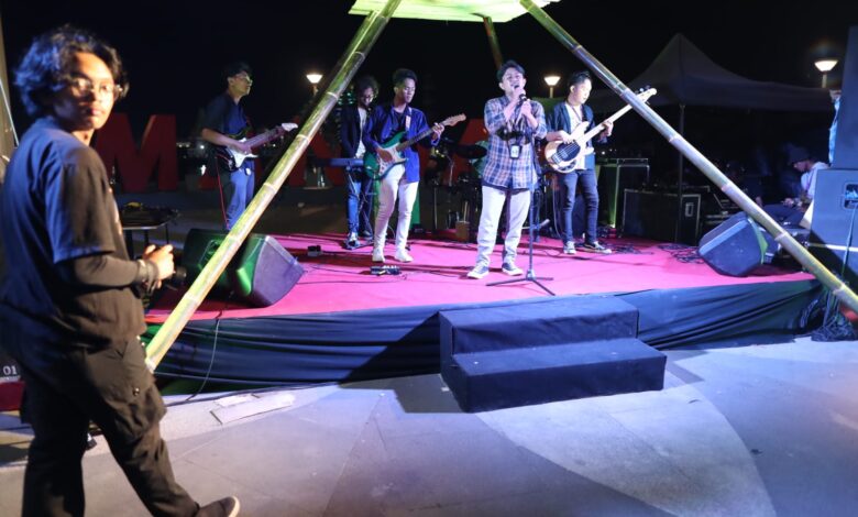 Band Karsa Erunoia Excited Tampil di Event F8