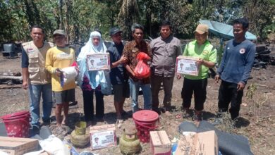 BPBD Sulsel Serahkan Bantuan Gubernur ke Korban Kebakaran di Bantaeng