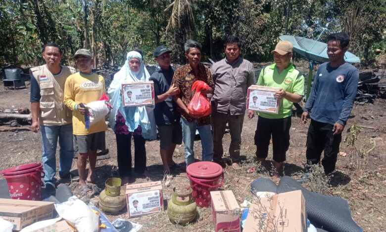 BPBD Sulsel Serahkan Bantuan Gubernur ke Korban Kebakaran di Bantaeng