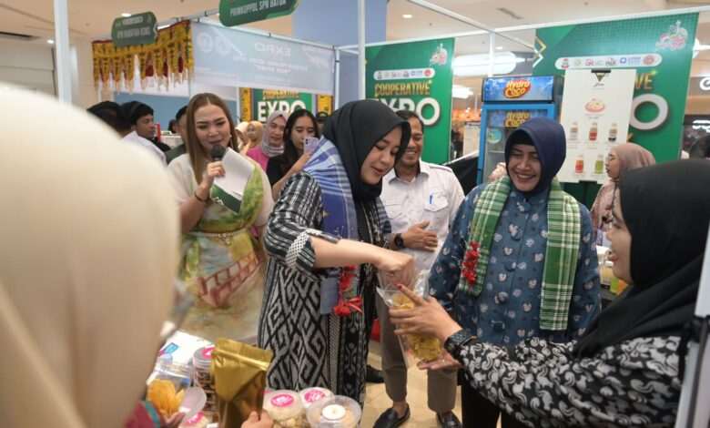 Wawali Makassar dan Ketua TP PKK Borong Produk UMKM di Cooperative Expo 2023