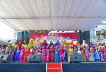 Ribuan Peserta Defile Ramaikan Expo Dekranasda Kreatif Andalan 2023 di Wajo