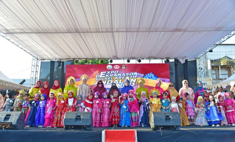 Ribuan Peserta Defile Ramaikan Expo Dekranasda Kreatif Andalan 2023 di Wajo