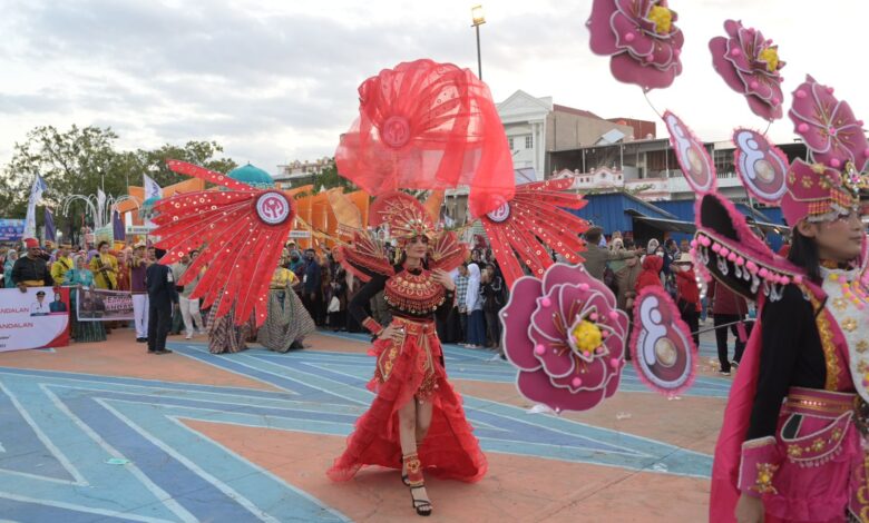 Kontingen Makassar Meriahkan Pawai Karnaval Expo Dekranasda Sulsel 2023 di Wajo