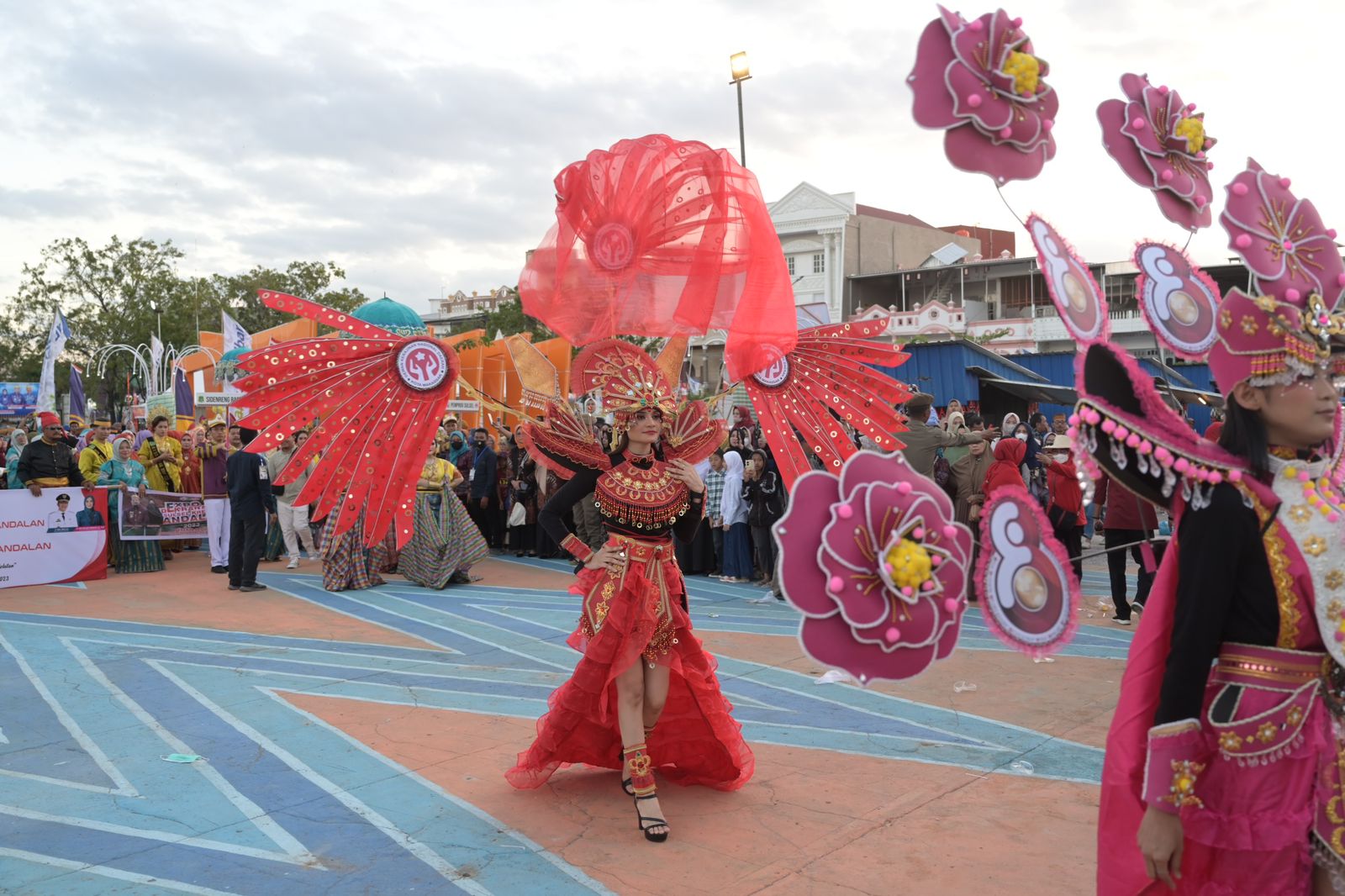 Kontingen Makassar Meriahkan Pawai Karnaval Expo Dekranasda Sulsel 2023 di Wajo