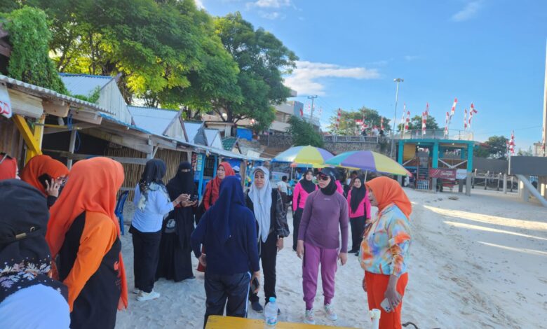 Ketua TP-PKK Bulukumba Ajak Pedagang Kaki Lima Jaga Kebersihan Pantai Tanjung Bira