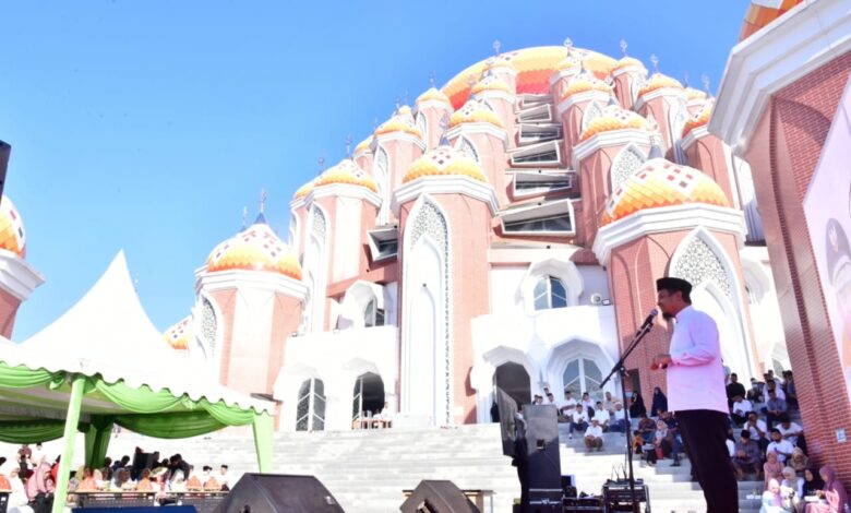 Pj Gubernur Bahtiar dan Keluarga Salat Id di Masjid Kubah 99 Asmaul Husna