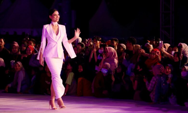 Desainer Asal Laos Tampilkan Koleksi Busana di Fashion Show F8 Makassar