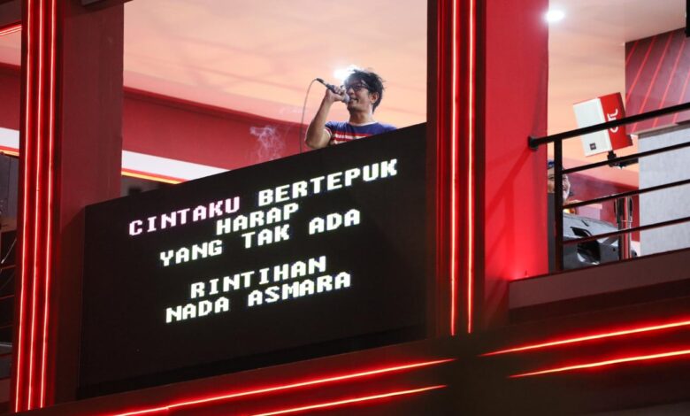 Musisi Oom Leo Karaoke Bareng Pengunjung F8