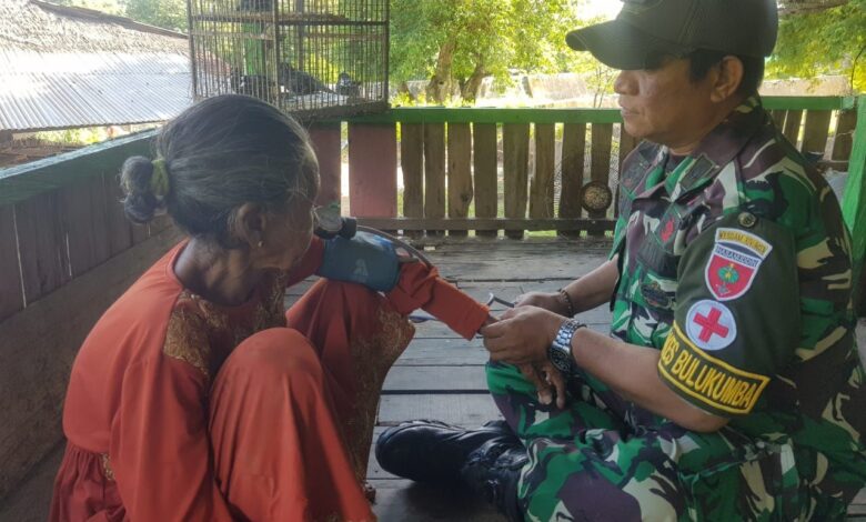 Satgas TMMD Kodim 1411/Blk Gelar Layanan Kesehatan Door To Door bagi Warga Kelurahan Tanah Lemo