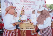 Ketua DWP Makassar Serahkan Hadiah Pemenang Lomba SKJ Kemenpora