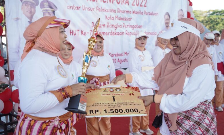 Ketua DWP Makassar Serahkan Hadiah Pemenang Lomba SKJ Kemenpora