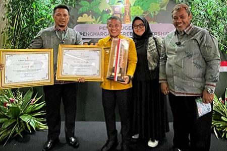 Peduli dan Berwawasan Lingkungan, Hadianto Rasyid Terima Penghargaan Green Leadership Nirwasita Tantra dari KLHK