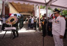 Gubernur Andi Sudirman Sulaiman Inspektur Upacara Persemayaman Jenazah Mayjen TNI (Purn) HM Amin Syam